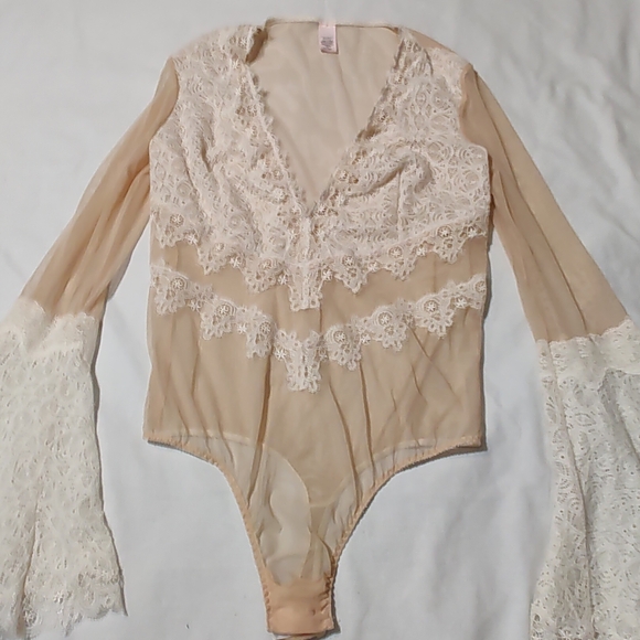 Victoria's Secret Lace Bodysuit in Cream - Picture 7 of 8